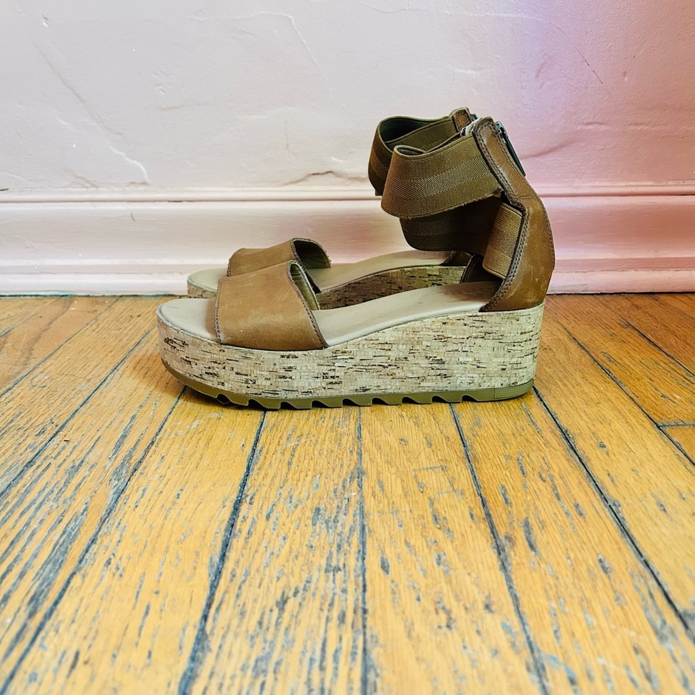 Sorel Cameron Flatform Tan Sandals